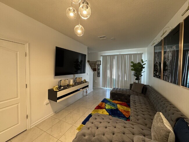 Building Photo - Deer Run Modern Townhome Near Downtown & B...