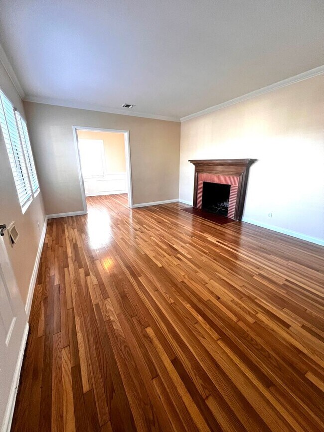 Building Photo - Single Family. 3-bed Home - Desireable Neighborhood!