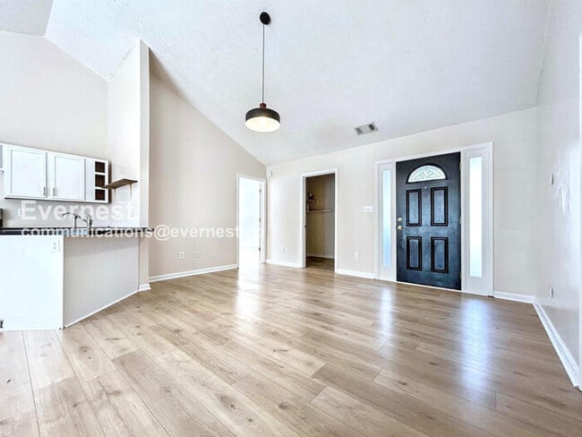 Building Photo - 3 Bed/2 Bath Home with Garage / Pet-Friendly / Vouchers Accepted / Coming Soon!