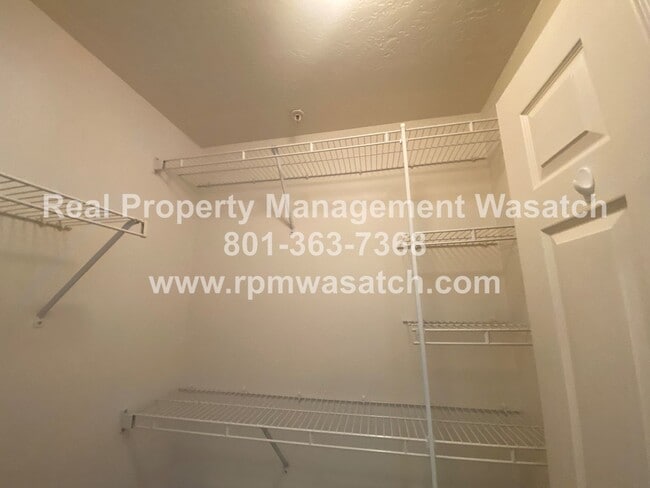 Building Photo - Cute 3 Bedroom 2 Bath Condo with a View!