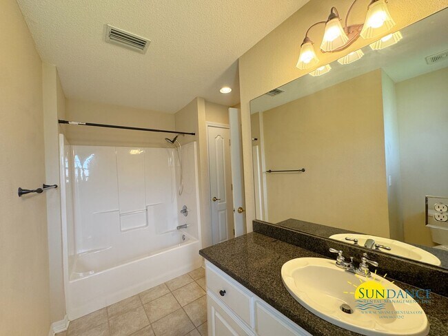 Building Photo - Stunning 4-Bedroom Home in Desirable Holle...