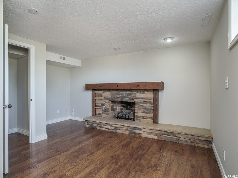 Building Photo - 4250 Edgehill Dr