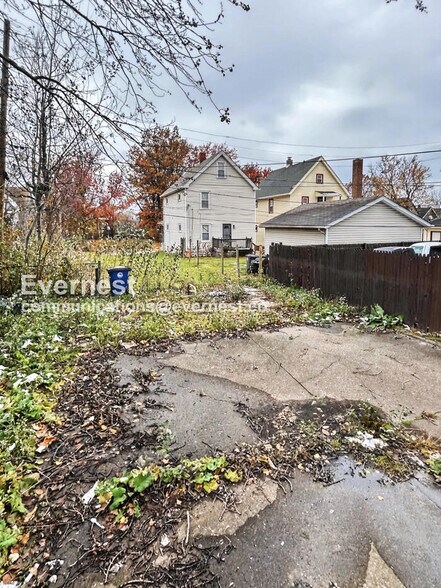 Building Photo - 2932 E 118th St