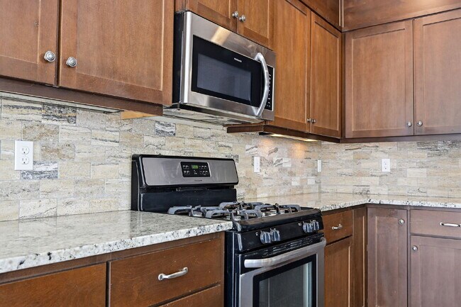 Building Photo - 3 Bed, 2.5 Bath Townhome Centrally Located– Bend, OR