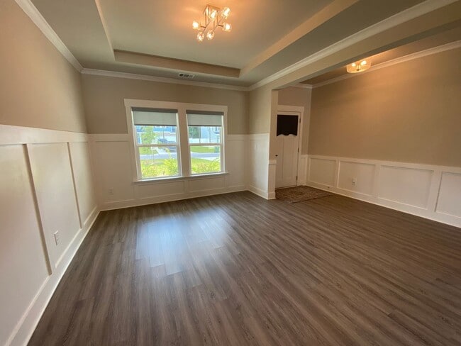 Building Photo - 5 bedrooms 3 bathroom Smart Home