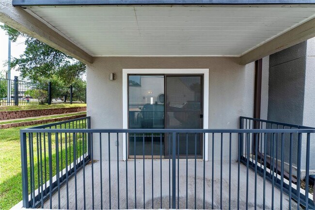 Building Photo - 935 La Posada Dr