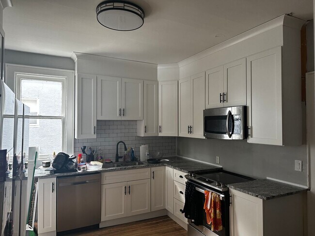 Building Photo - Large Brick 7 bedroom home. email Amber@os...