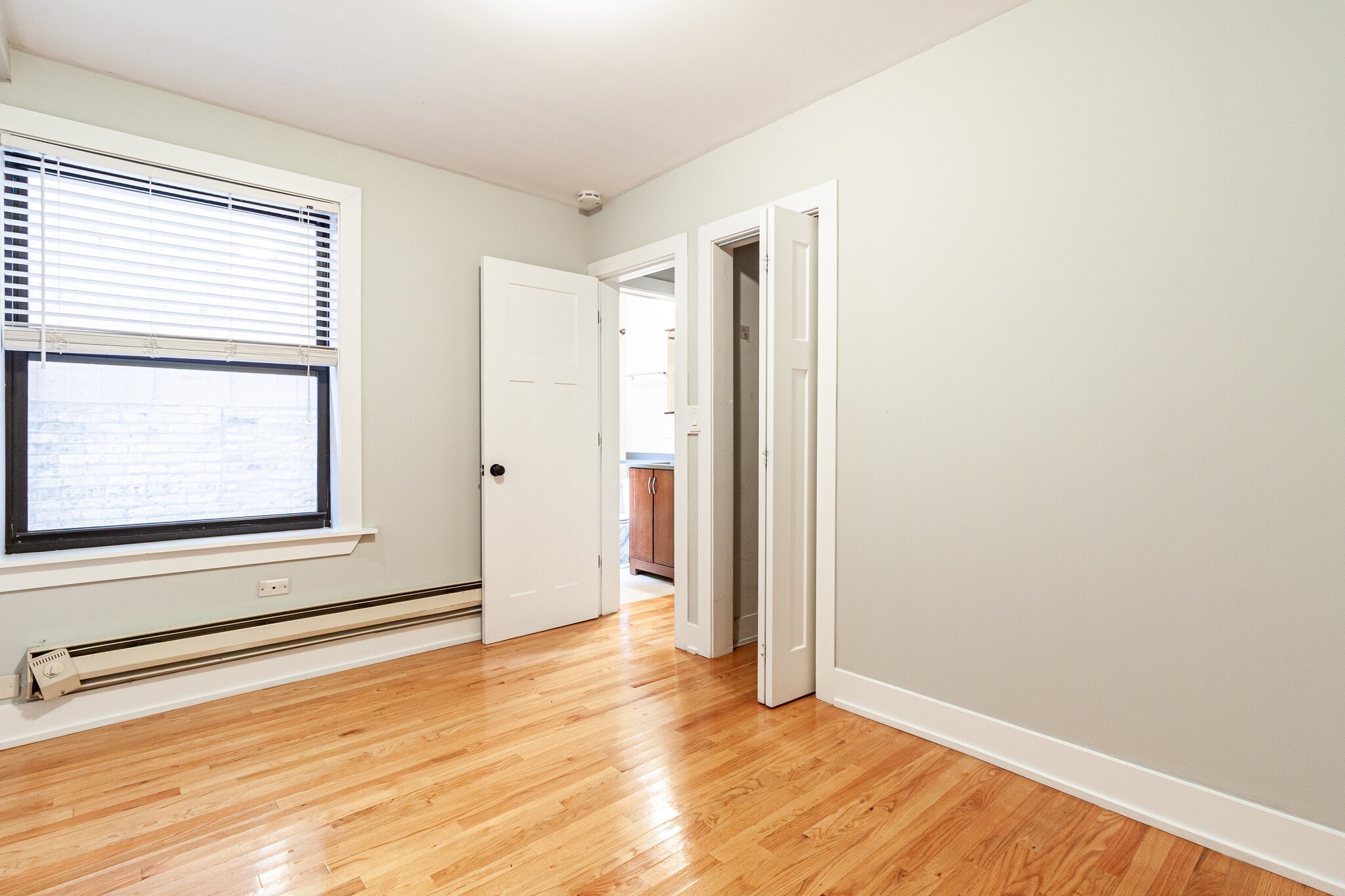 Building Photo - 435 W Roscoe St