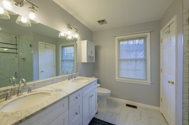 Building Photo - Beautifully Updated Townhome in Rockville