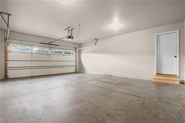 Building Photo - 2425 Lake Ct
