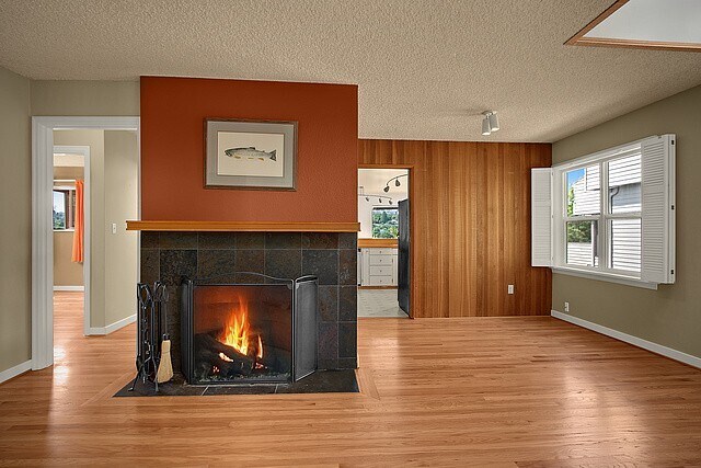 Building Photo - 3245 31st Ave W