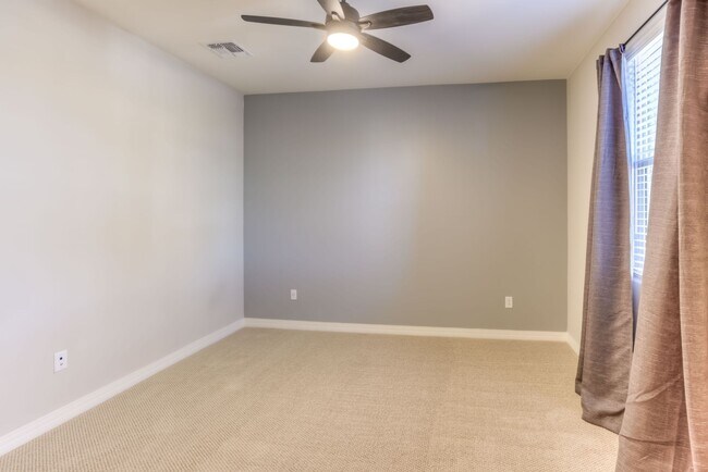 Building Photo - Very Special Oro Valley Home with Pool and Mountain Views!