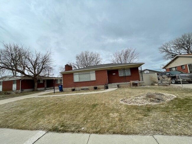 Building Photo - Charming 2 Bed 2 bathroom home with tons of storage space!