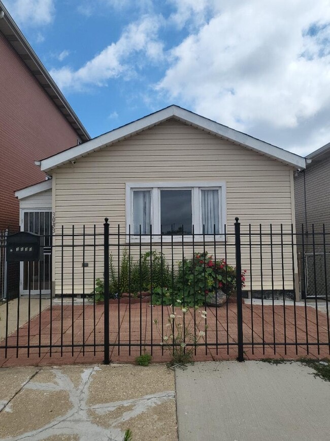 Primary Photo - 3033 S Pitney Ct