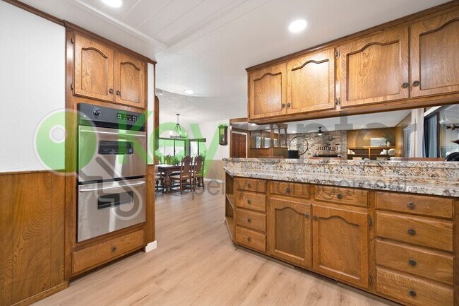 Building Photo - 9635 Oak Leaf Way