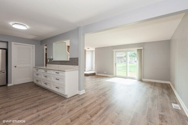 Building Photo - 2242 Country Club Dr