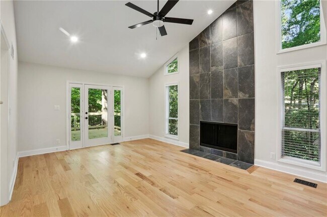 Building Photo - 545 Woodman Pl