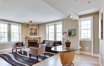 Building Photo - Exceptional 2BR/2BA corner unit with lovely city views. Ready NOW. Priced to rent!