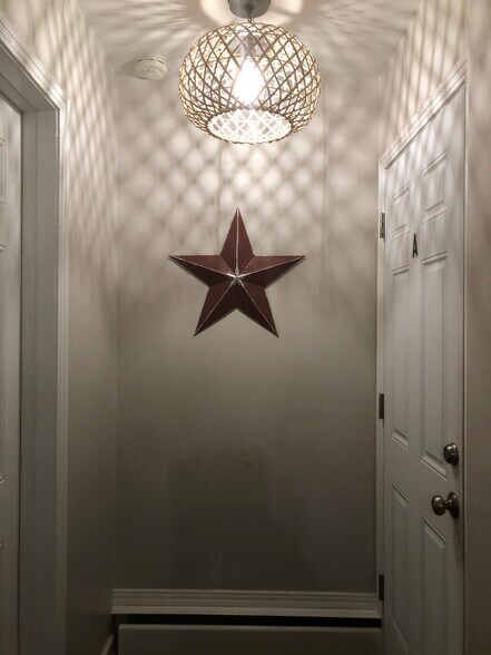 Building Photo - 545 Valley View Dr