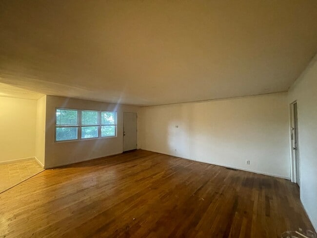 Building Photo - Affordable 3-Bedroom Duplex in Prime Springfield Location!