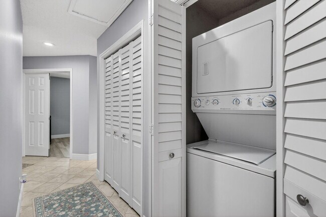 Building Photo - 5230 SE Seascape Way