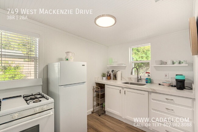 Building Photo - 749 W MacKenzie Dr