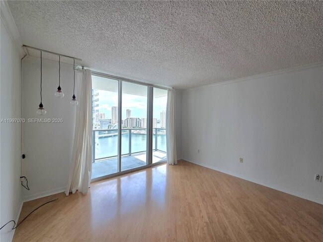 Building Photo - 1155 Brickell Bay Dr