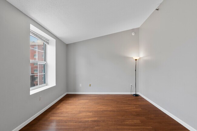 Building Photo - 196 Crown St