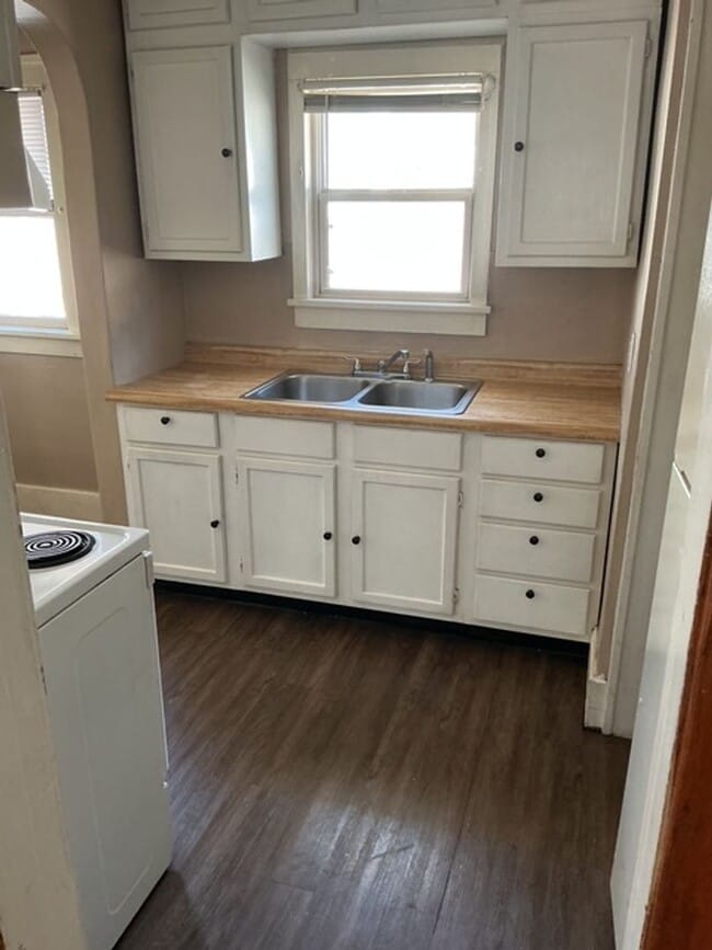 Building Photo - 3 Bedroom / 1 Bathroom House in Peoria