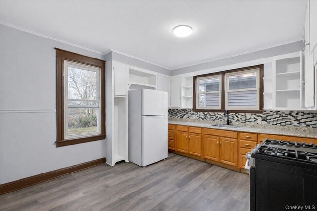 Building Photo - 148 Winnikee Ave