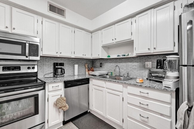 Building Photo - 9840 Pineapple Tree Dr