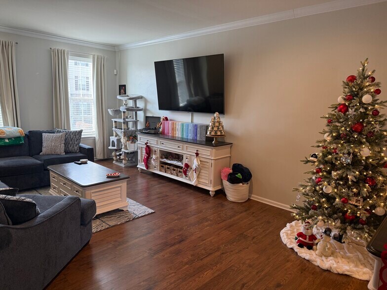 Building Photo - 423 Marion Rd