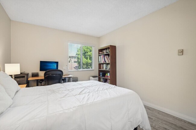 Building Photo - Upstairs Bright 2 bedroom Condo