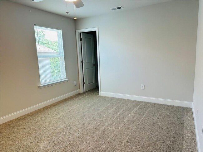 Building Photo - 4800 Sierra Creek Dr NE