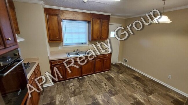 Building Photo - Large home in Southeast Columbia