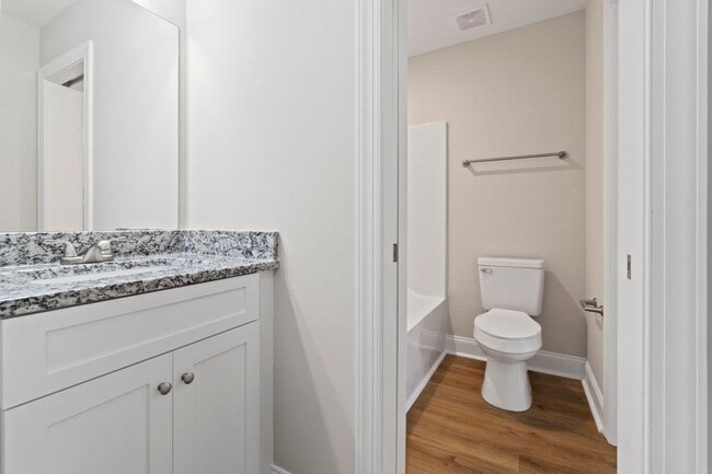 Building Photo - 1006 10th St NE