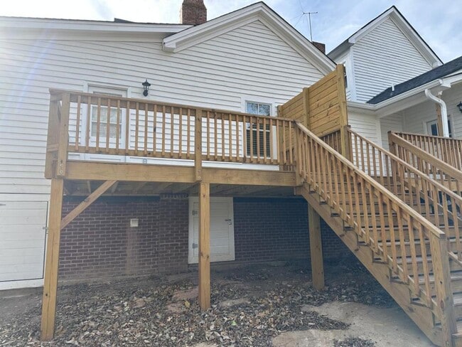 Building Photo - 218 College St