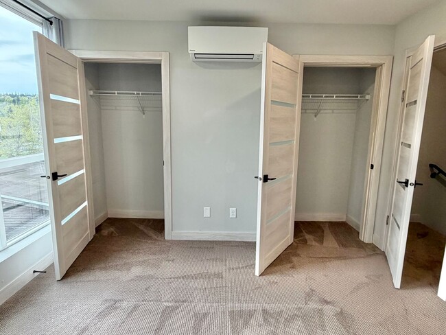 Building Photo - Upscale 3-level Modern Townhome in desired Delridge Neighborhood! Available Now!