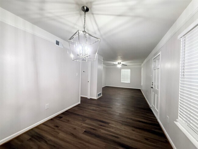 Building Photo - 500 Willow Dr