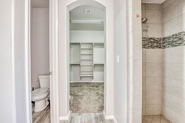 Building Photo - Beautiful East side House