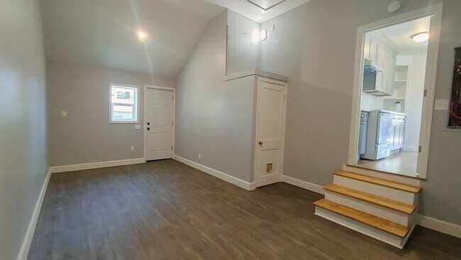 Building Photo - Darling Updated Cottage with New Kitchen a...