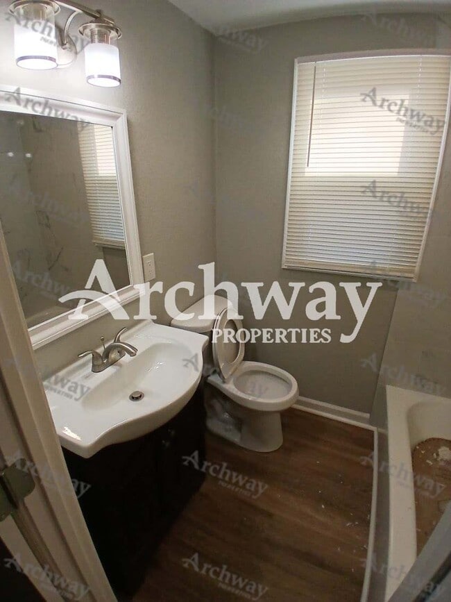 Building Photo - 913 S 11th St