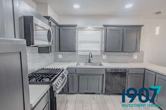 Building Photo - Three Bedroom House in SW OKC/Moore Schools
