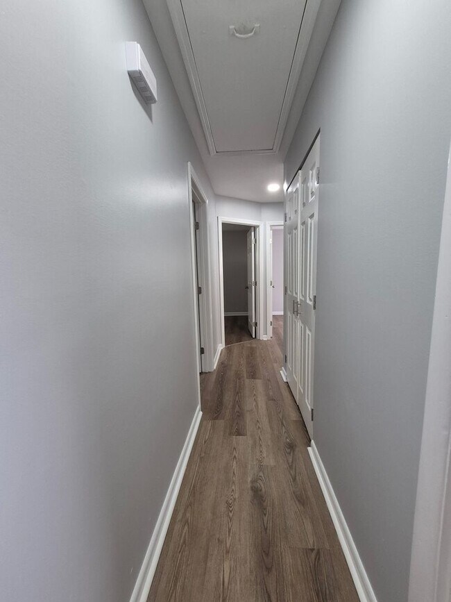 Building Photo - Adorable, remodeled 3br/1ba house close to...