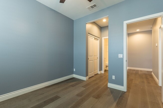 Building Photo - 2 Bedroom 2.5 Bath Townhome near Seabridge...