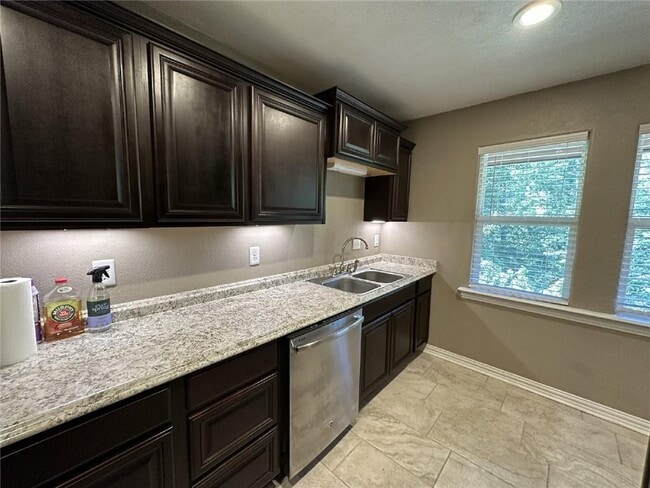 Building Photo - 35 Gore Ln