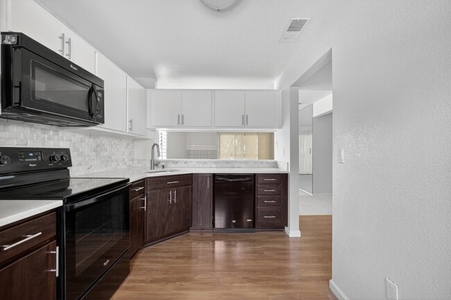 Building Photo - 1123 S Villa Way