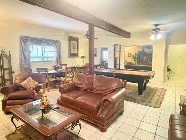 Building Photo - 406 Longshadow Road