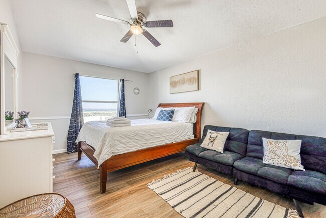 Building Photo - Beautiful Westside home FURNISHED with 4 b...