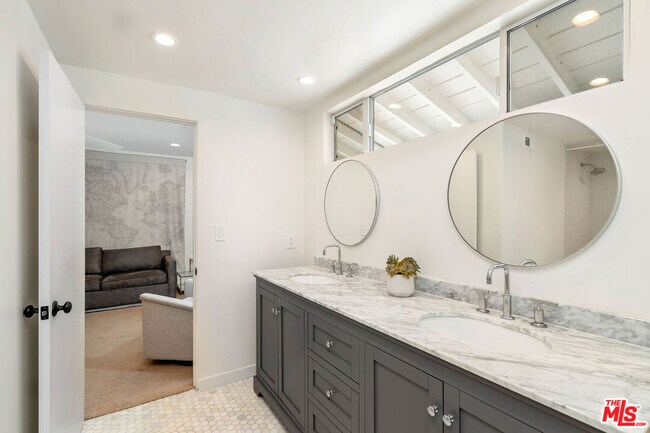 Building Photo - 13133 Morrison St